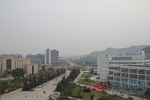 近处是西华师范大学新校区,远处可见世纪天骄项目