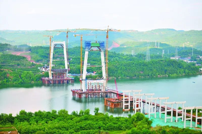 成南高速扩容项目新进度：南充嘉陵江特大桥双主墩索塔封顶