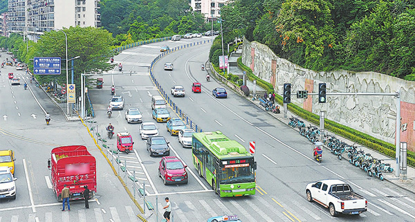 鹤鸣路封闭施工.jpg